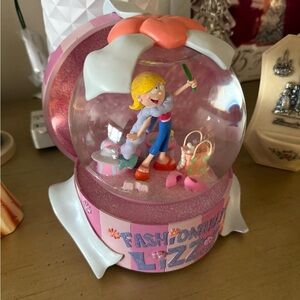 RARE Disney Lizzie, Mcguire Snow Globe